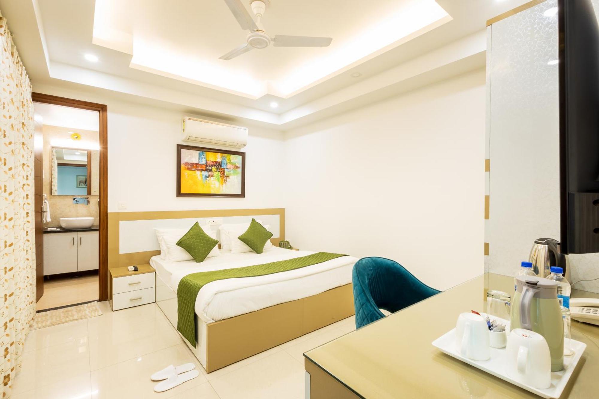 Hotel Krish - Near Medanta And Fortis Hospital Gurugram Gurgaon Buitenkant foto